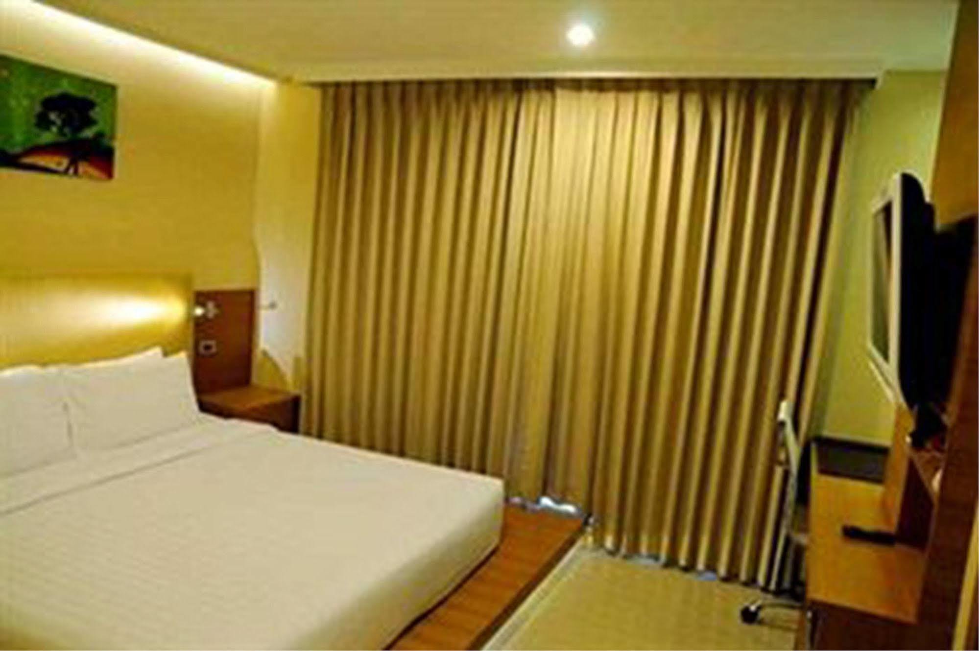 The Moonite Boutique Hotel Бангкок Экстерьер фото